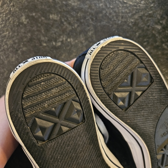 Chuck Taylor hightop Converse shoes - Picture 11 of 16